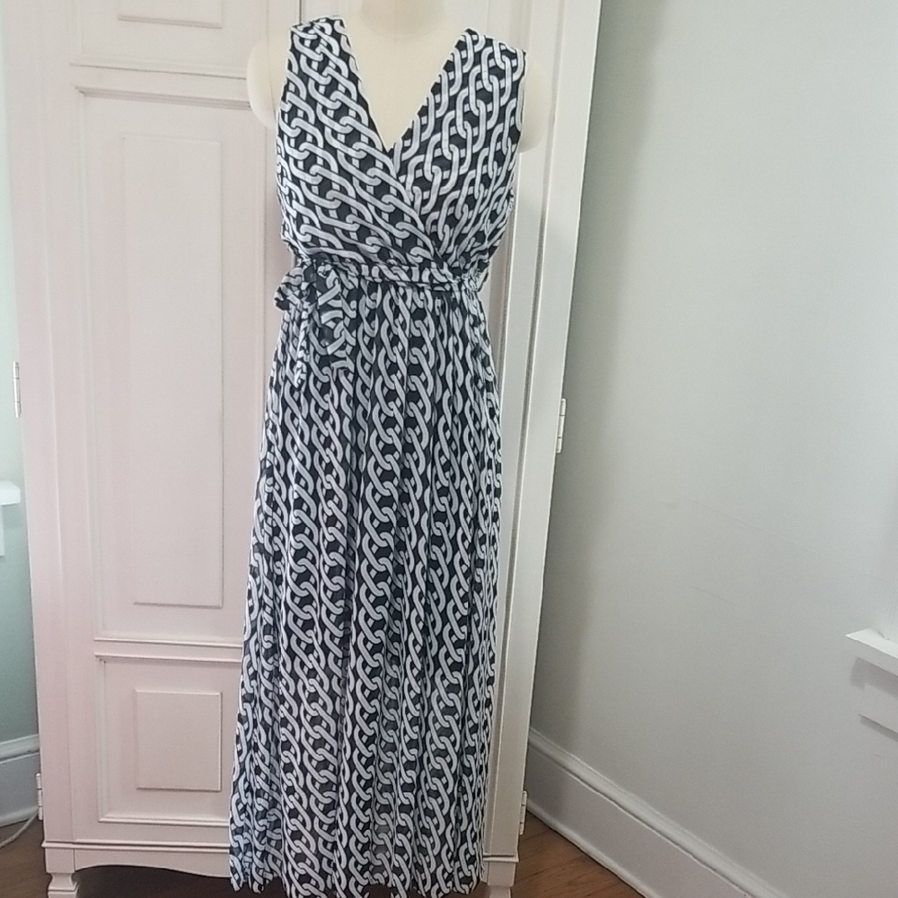 Black and White V-Neck Sleeveless Italian Maxi Dress